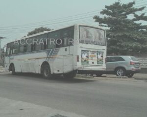 Accra-trotro-bus-blocks-road-la-abormi