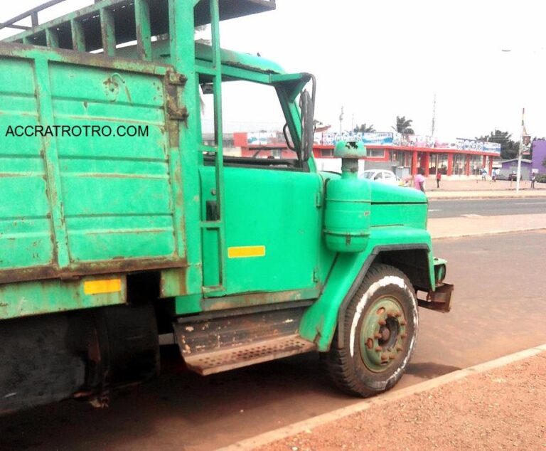 Antiquated truck on the Tse Addo Labadi trotro route