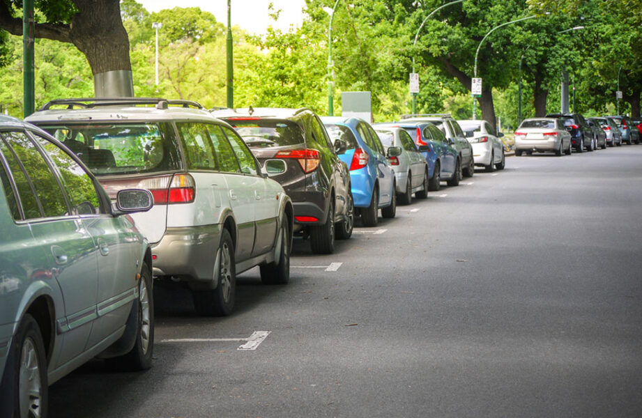 Many,Cars,Parked,And,Lined,Up,Under,Trees,On,Urban